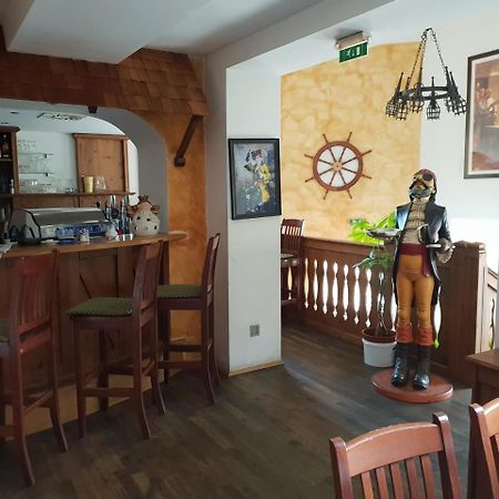 Pirates Hotel Хайнбург-ан-дер-Донау Экстерьер фото
