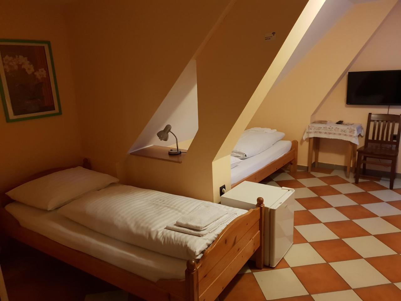 Pirates Hotel Хайнбург-ан-дер-Донау Экстерьер фото